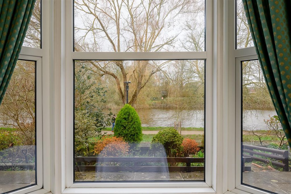 Property photo 2 of 24 Living Room