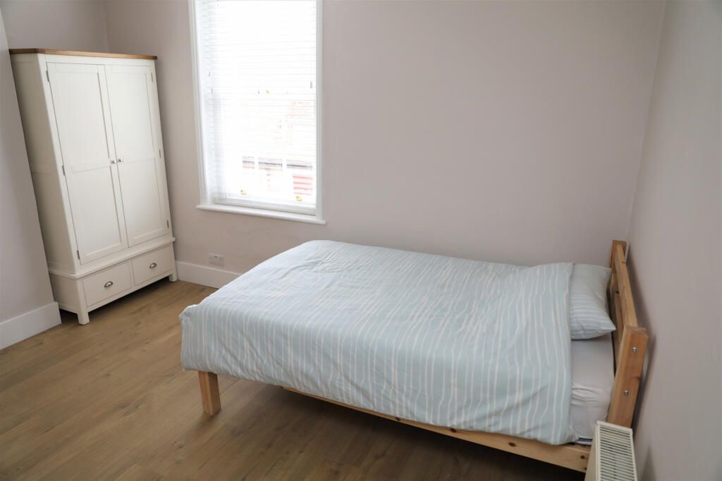 Property photo 2 of 7 Bright Double Bedroom With Modern Wood Flooring...