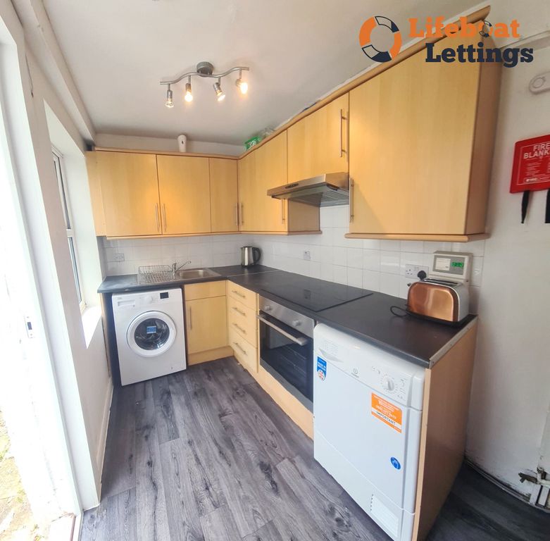 Property photo 3 of 6 Shared Kitchen