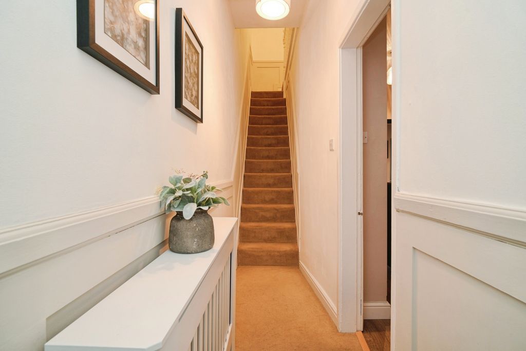 Property photo 2 of 16 Entrance Hall