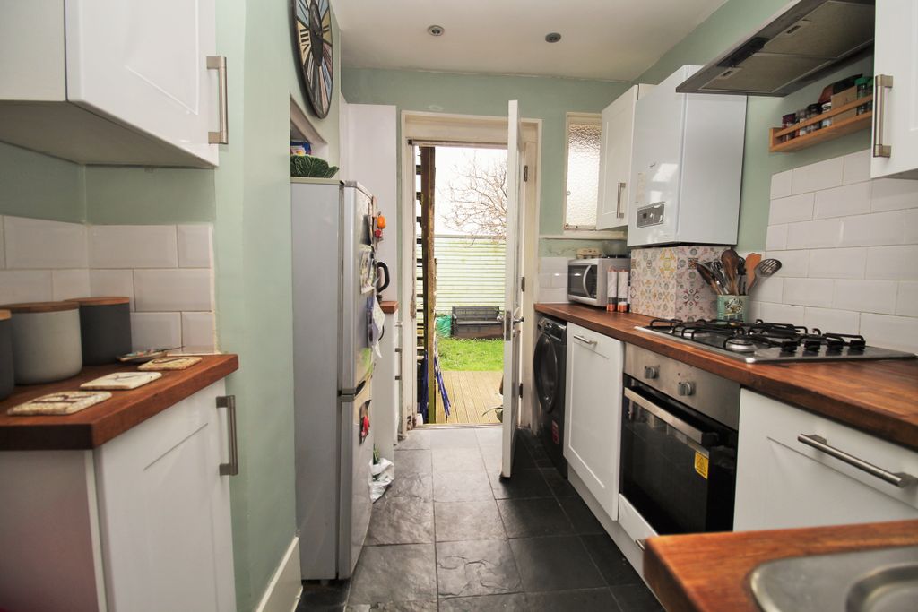 Property photo 2 of 14 Kitchen i