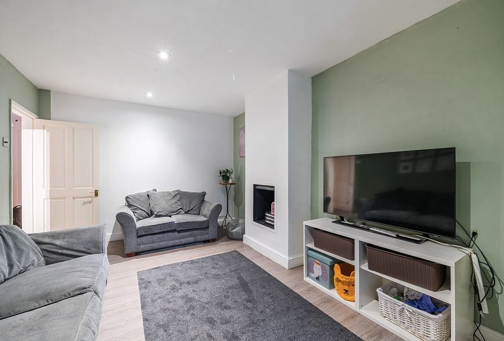 Property photo 2 of 9 1402650-11-697Bc2...