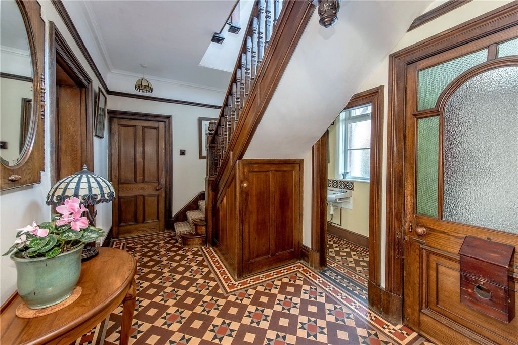 Property photo 2 of 21 Entrance Hall