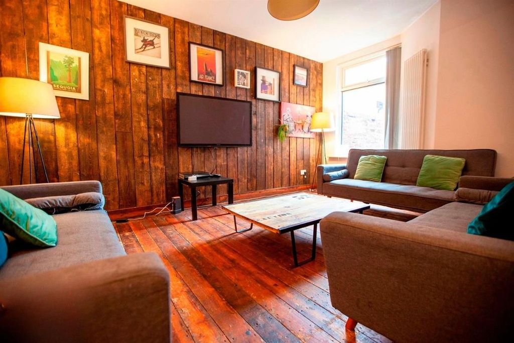 Property photo 1 of 10 Bright Lounge With Wooden Floors And Comfy Sofas...