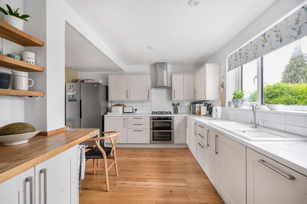 Property photo 2 of 28 Picture No. 15