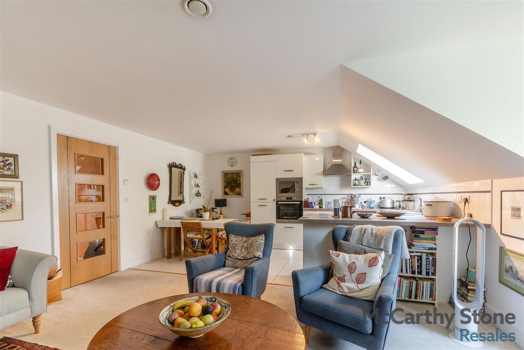 Property photo 3 of 12 8664378-Interior14.Jpg