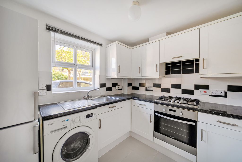 Property photo 3 of 17 Kitchen
