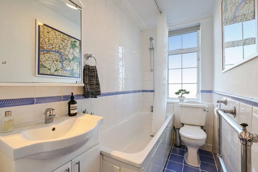 Property photo 3 of 19 Bathroom