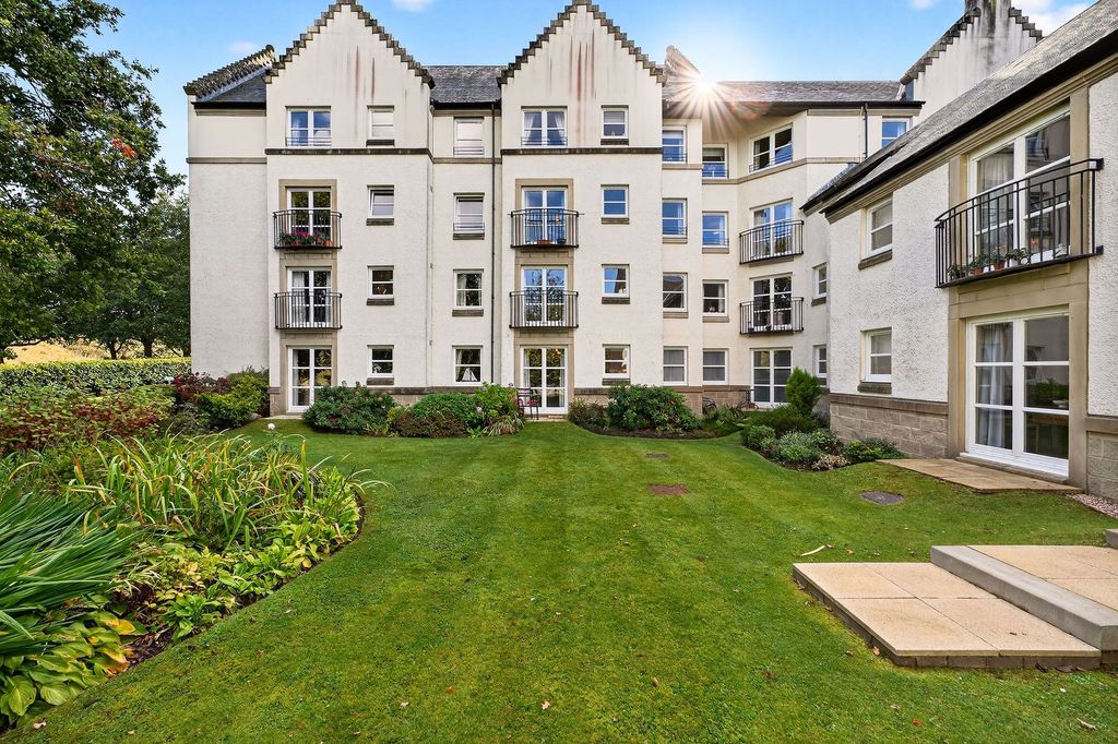 Property photo 1 of 20 Communal Gardens