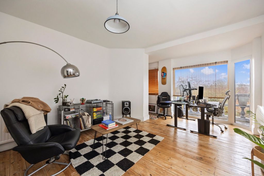 Property photo 2 of 25 Picture No. 23