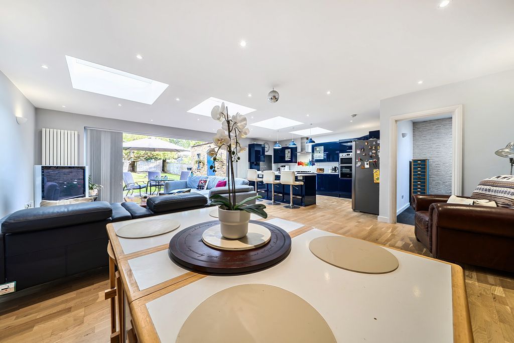Property photo 2 of 25 1528702-3-6Ac8049...
