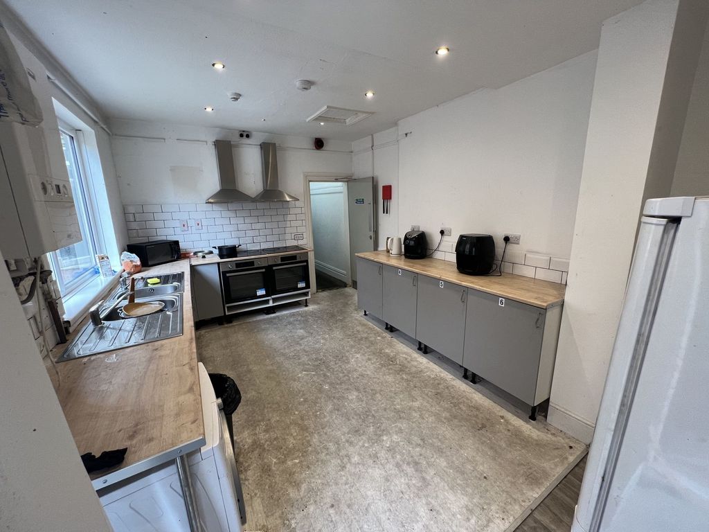Property photo 1 of 11 Spacious Communal Kitchen With Long Worktops, Twin...