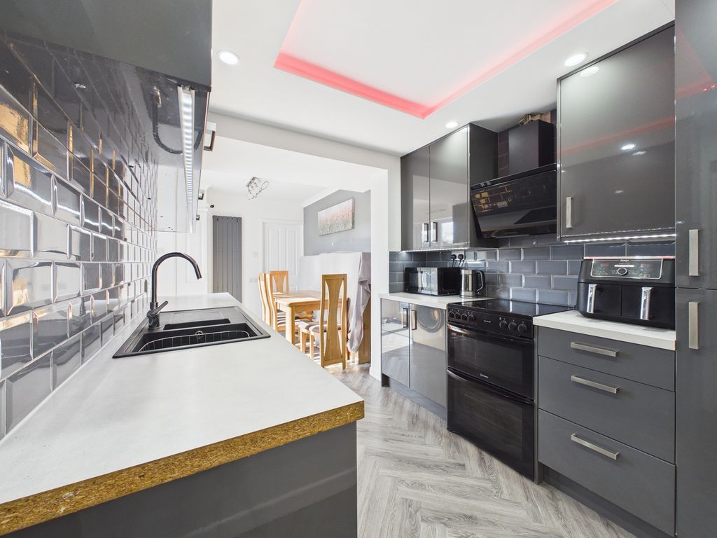 Property photo 3 of 12 Kitchen