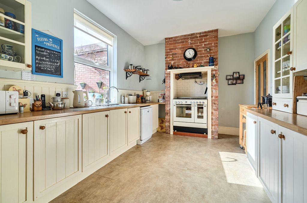 Property photo 3 of 20 Kitchen