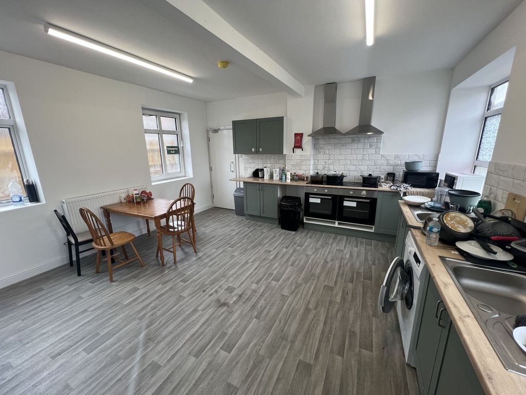 Property photo 1 of 15 Bright Communal Kitchen With Two Large Ovens, Plen...