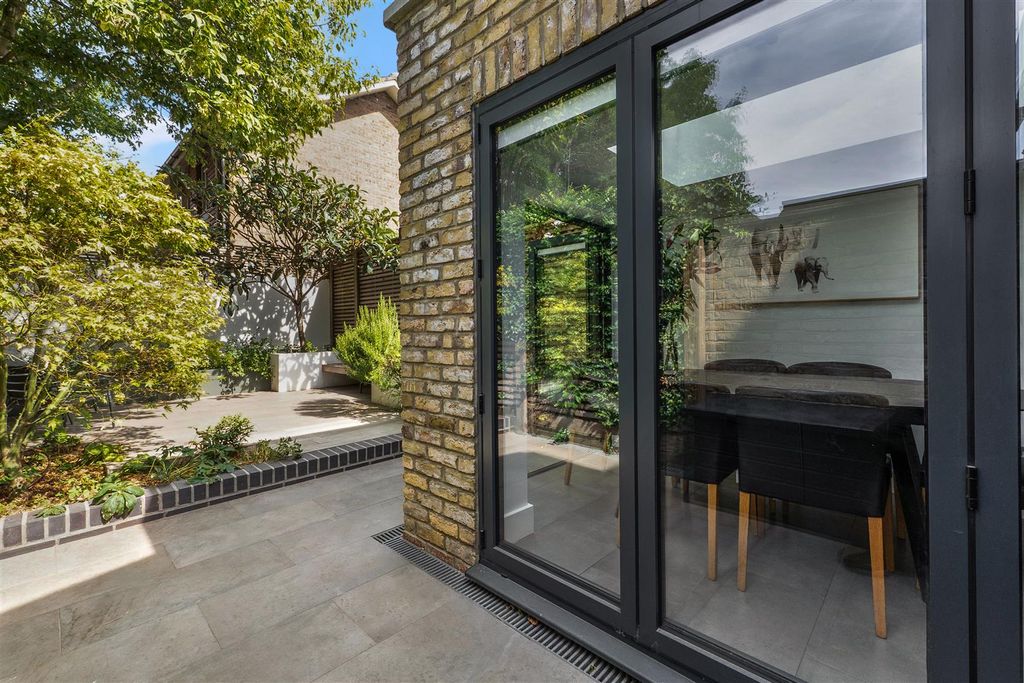 Property photo 3 of 20 For Sale - Glebe Street, W4