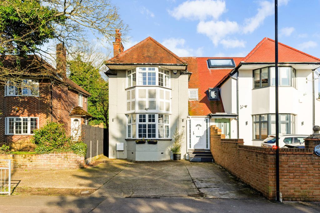 Property photo 2 of 25