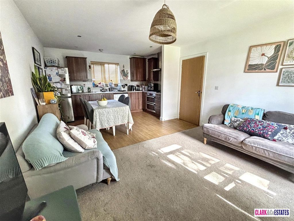 Property photo 3 of 10 Lounge