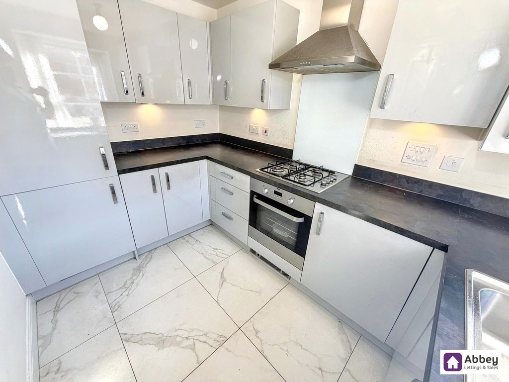 Property photo 3 of 11 Kitchen