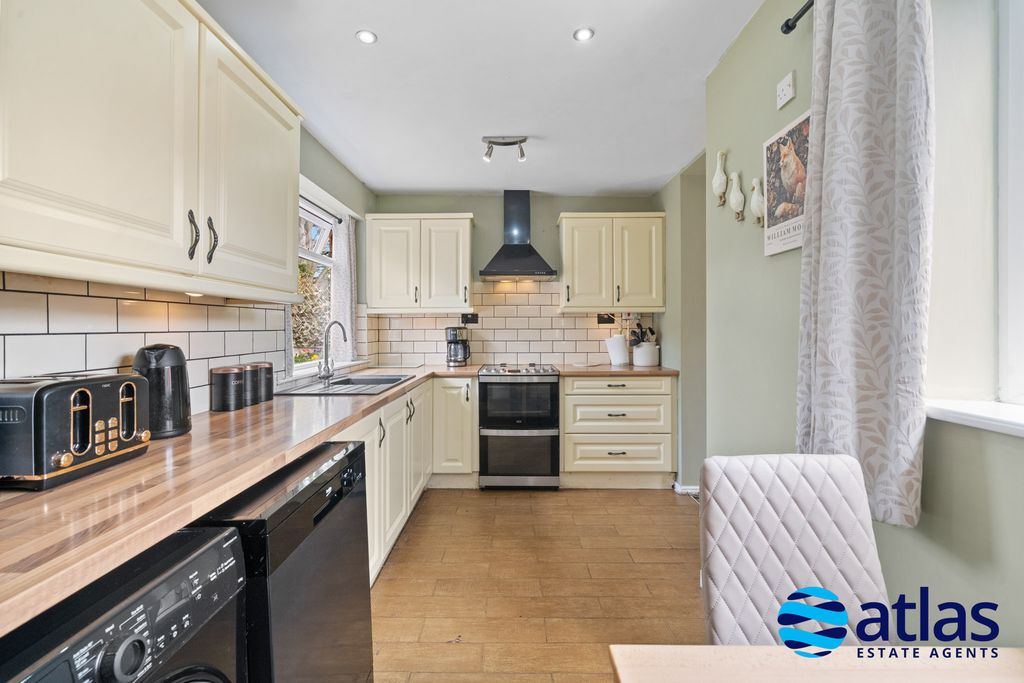 Property photo 3 of 33 Kitchen