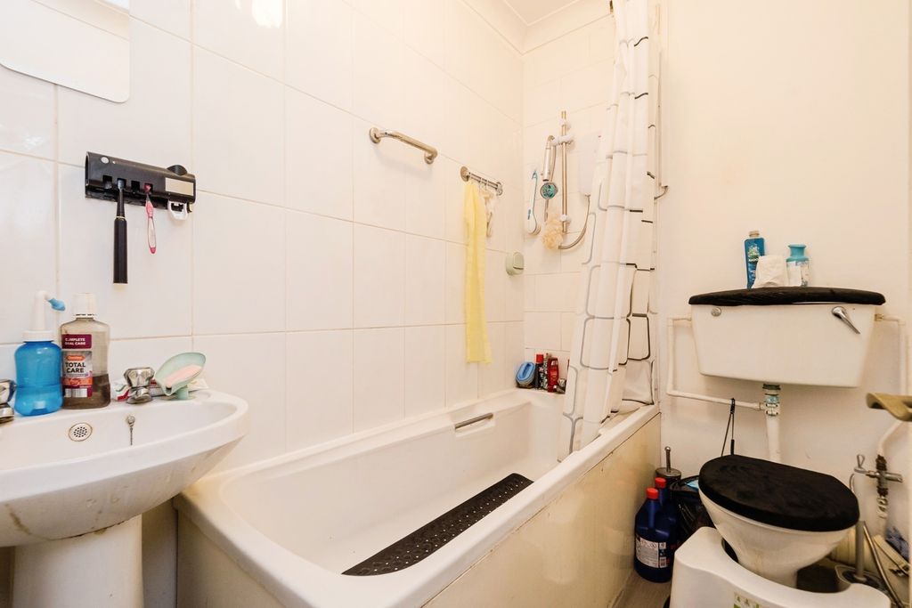 Property photo 3 of 17 Bathroom