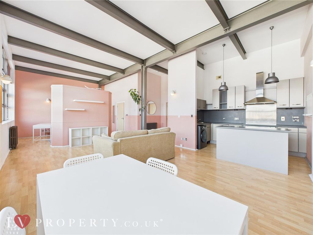 Property photo 3 of 9 Cam05016G0-Pr0070-St