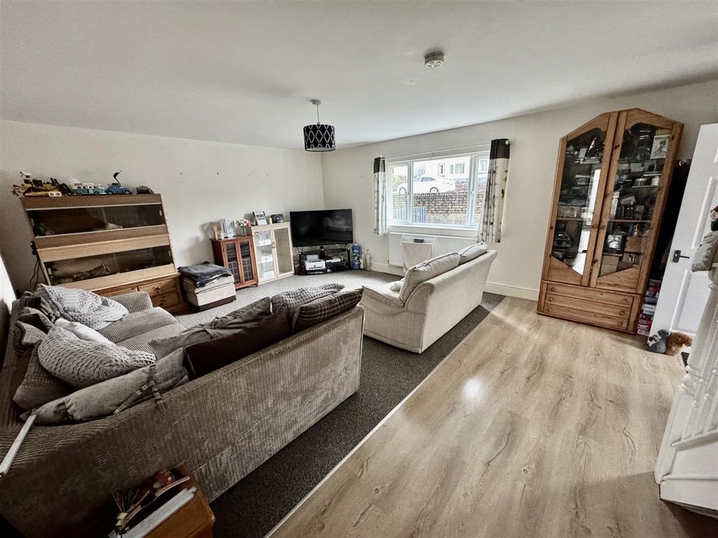 Property photo 2 of 18 Lounge