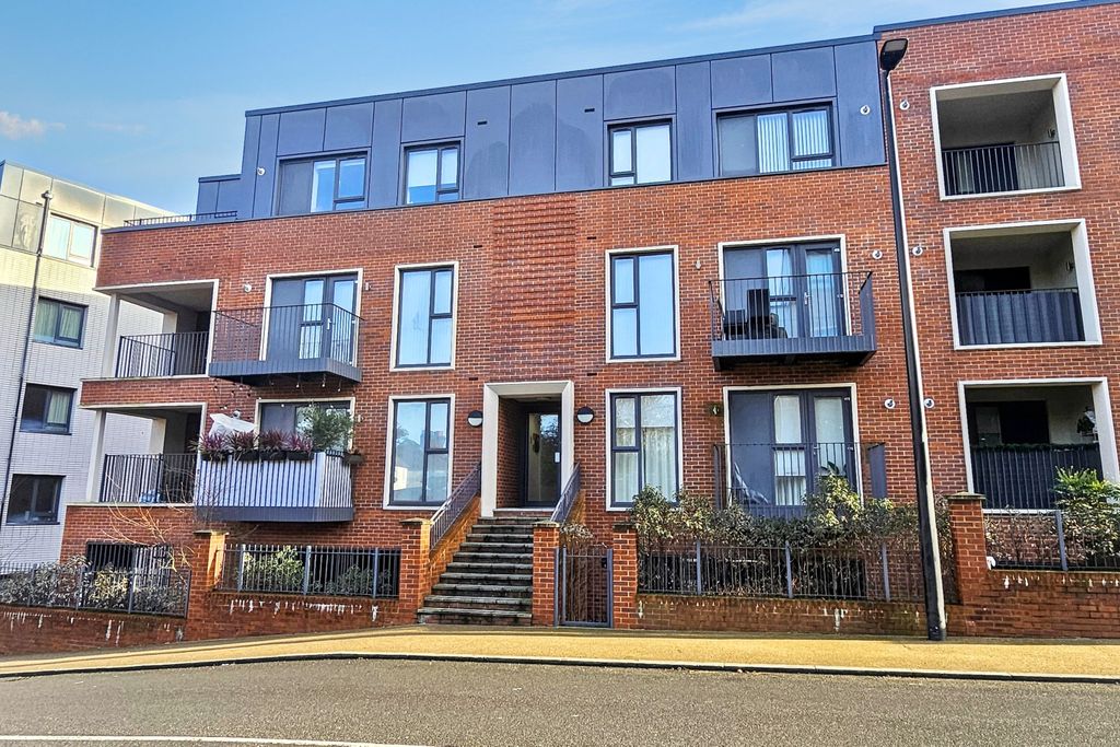 Property photo 1 of 9 55 Suffield Lodge, Suffield Hill, High Wycombe, Buckinghamshire, Hp11 2Fr