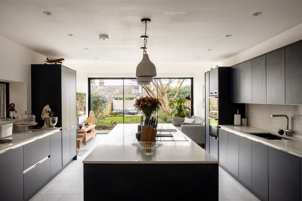 Property photo 2 of 34