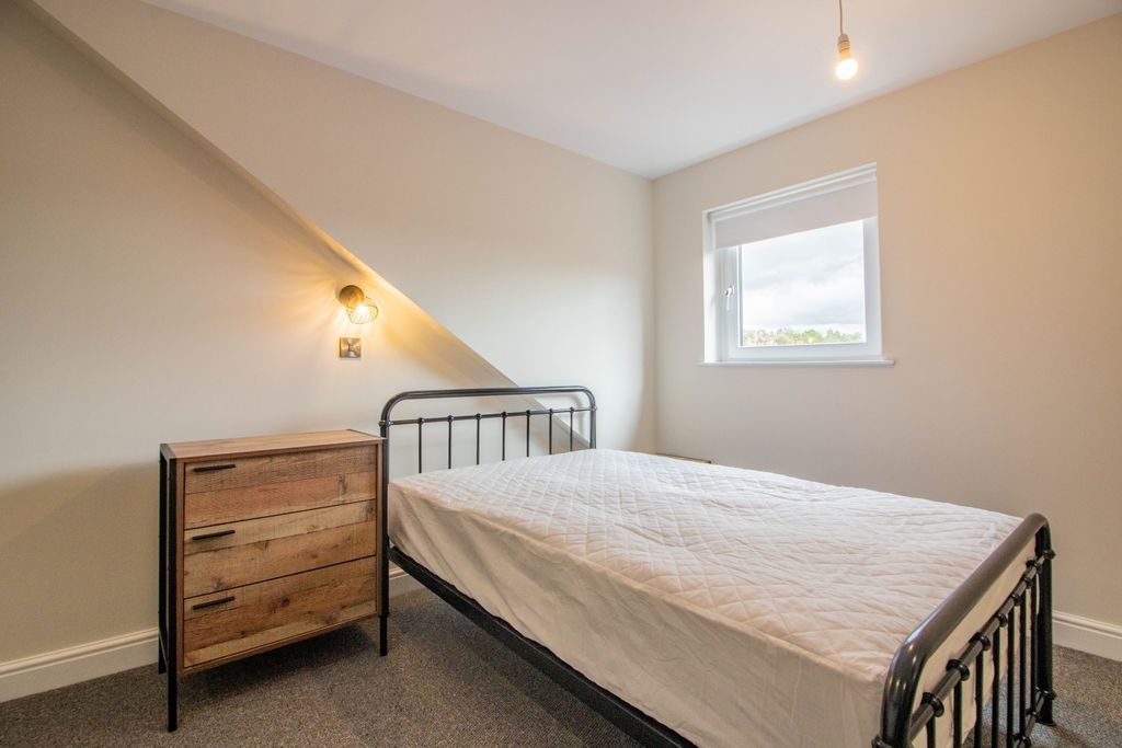 Property photo 3 of 8 E