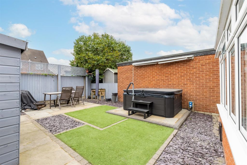 Property photo 2 of 16 16Oakfieldavenue-16.Jpg