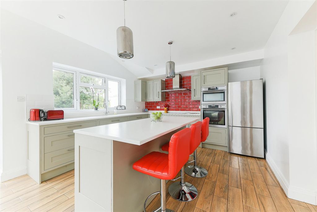 Property photo 2 of 24 Roundwood View, Banstead 7.Jpg
