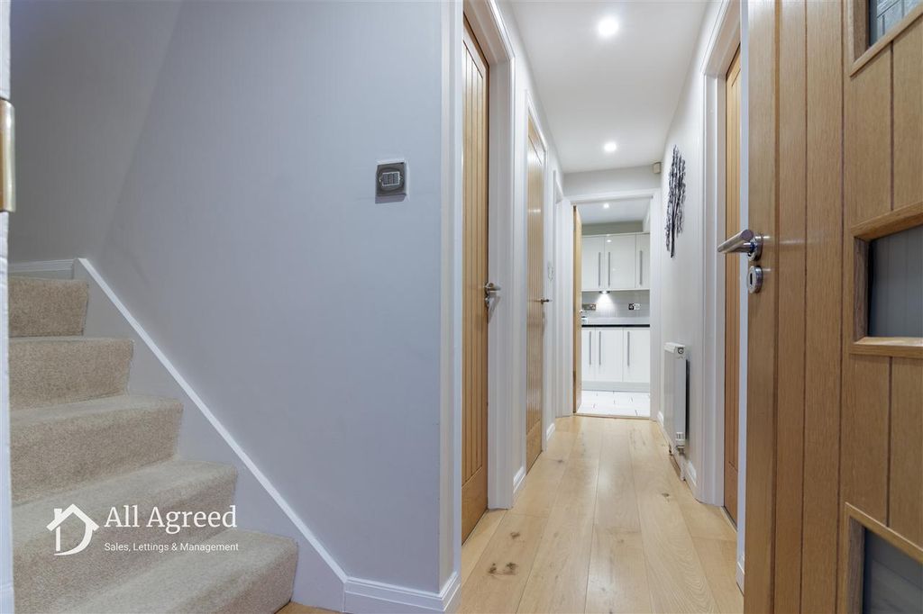 Property photo 2 of 24 Entrance Hall