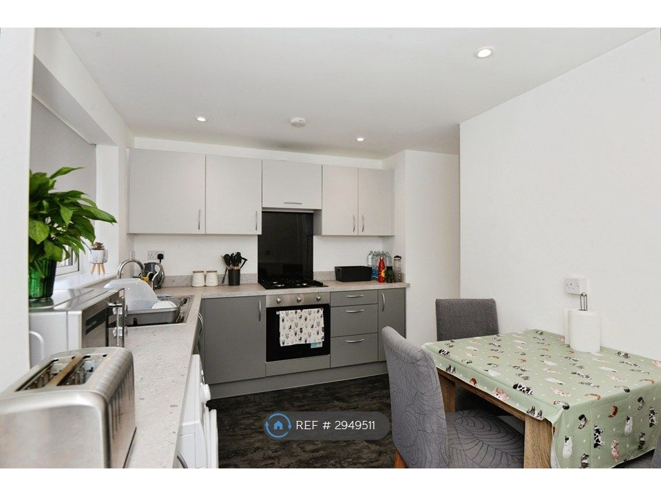 Property photo 1 of 19 Spacious Family Kitchen