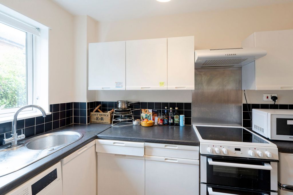 Property photo 3 of 9 Kitchen