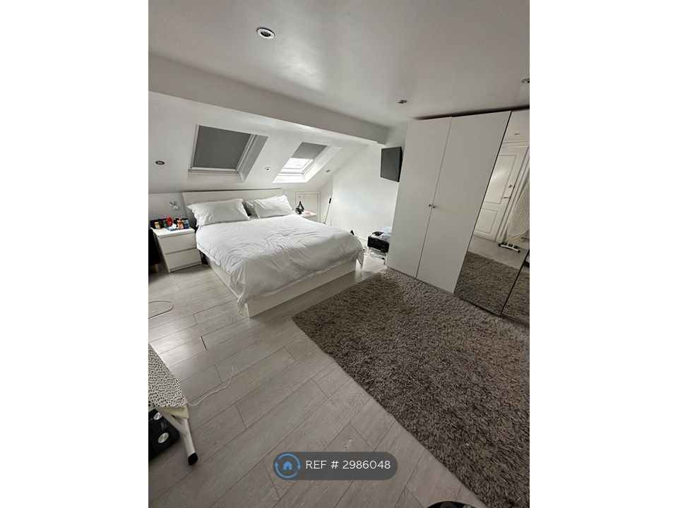 Property photo 3 of 10 Loft Bedroom