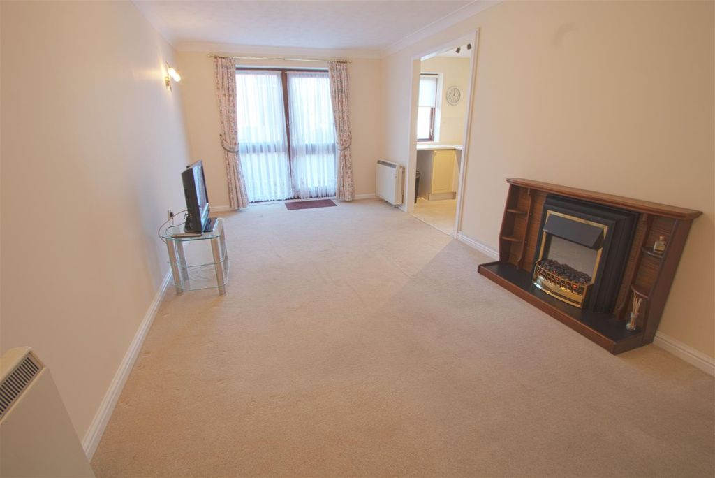 Property photo 3 of 12 Lounge