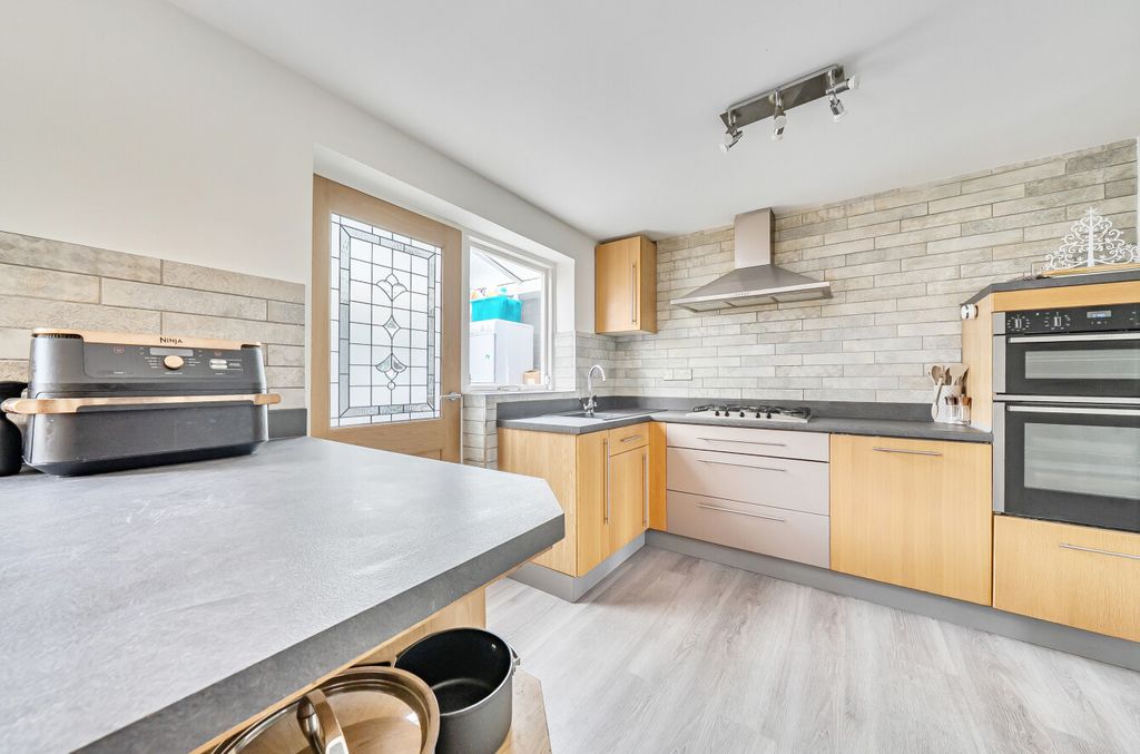 Property photo 3 of 19 1389099-12-69496A...