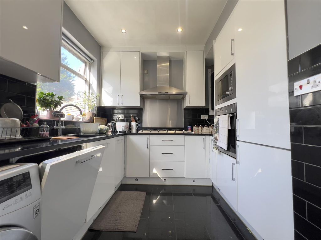 Property photo 3 of 12 Kitchen