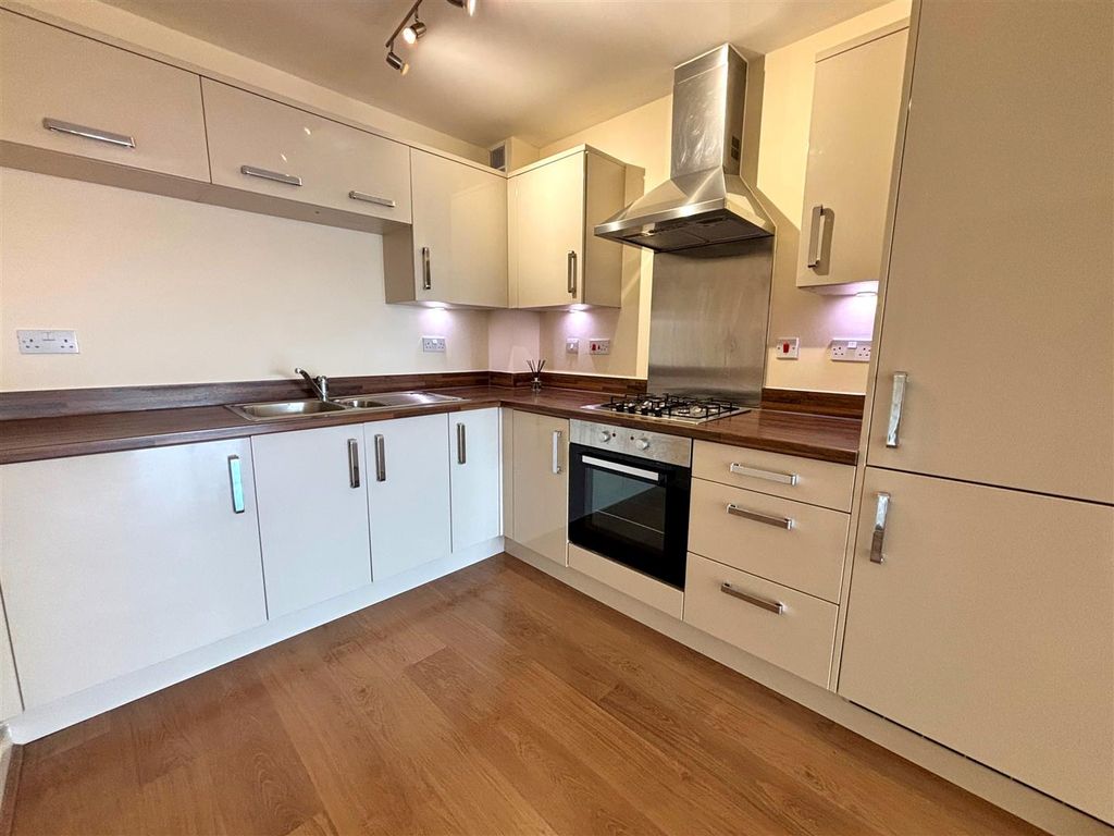 Property photo 3 of 10 Kitchen.Jpg