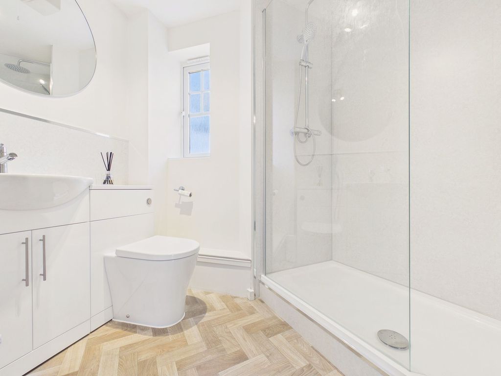 Property photo 3 of 10 Bathroom