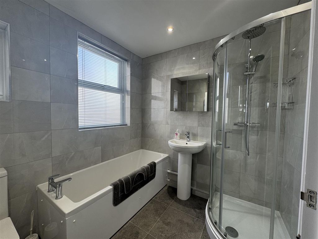 Property photo 3 of 8 Bathroom