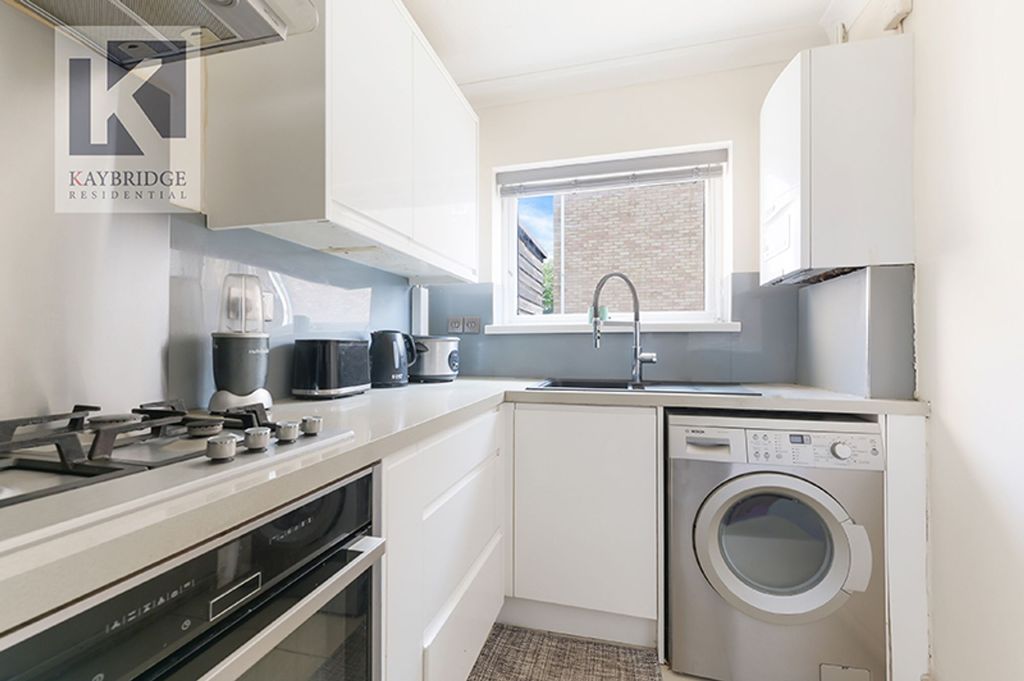 Property photo 3 of 12 Edwards Close, Worcester Park - Kt4 8Pe
