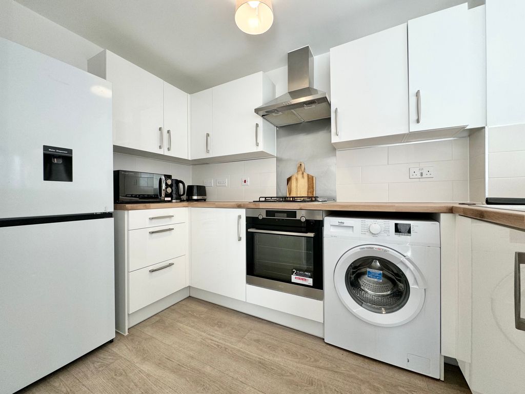 Property photo 3 of 18 Image00014