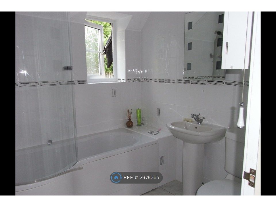 Property photo 2 of 28 Family Bathroom