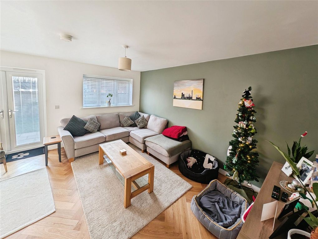 Property photo 2 of 16 Lounge