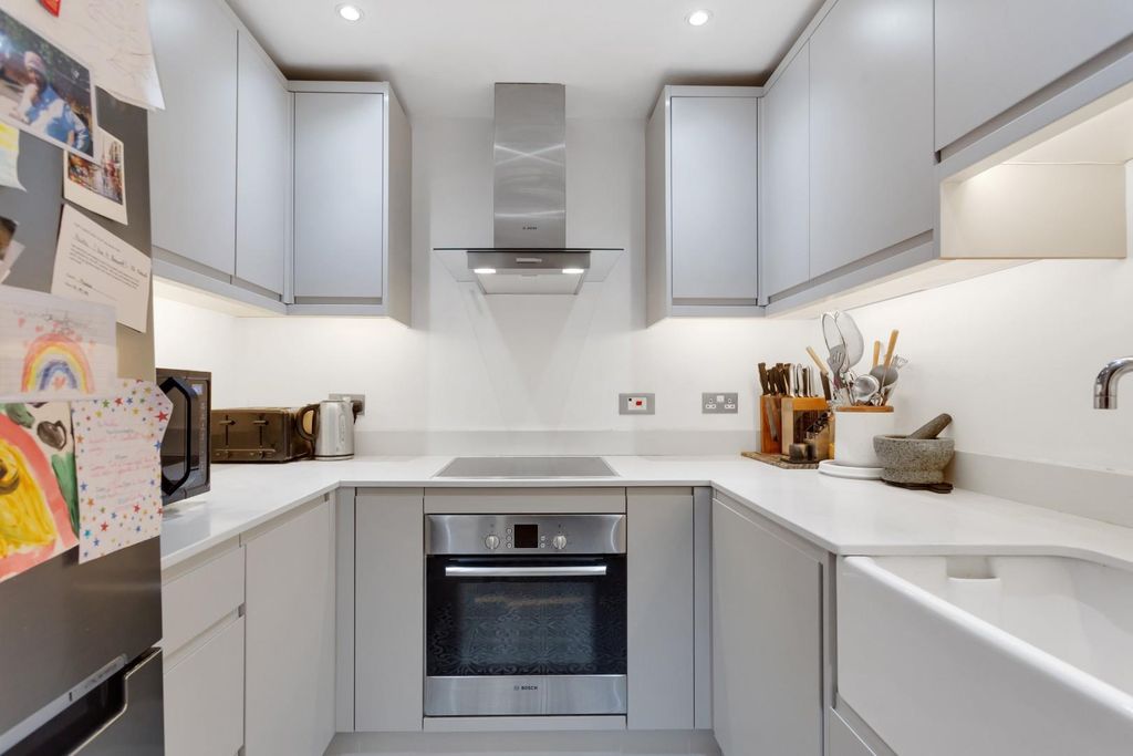 Property photo 3 of 11 Kitchen