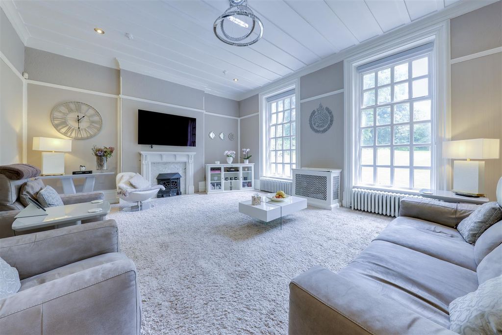 Property photo 2 of 44 Reception 1