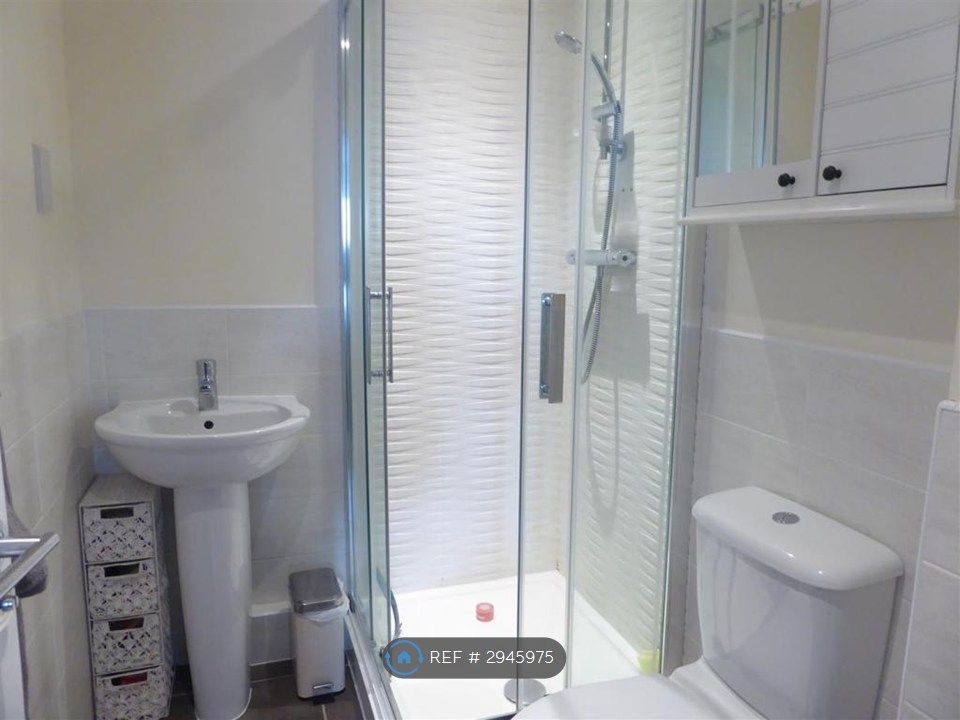 Property photo 2 of 10 Ensuite With Master Bedroom