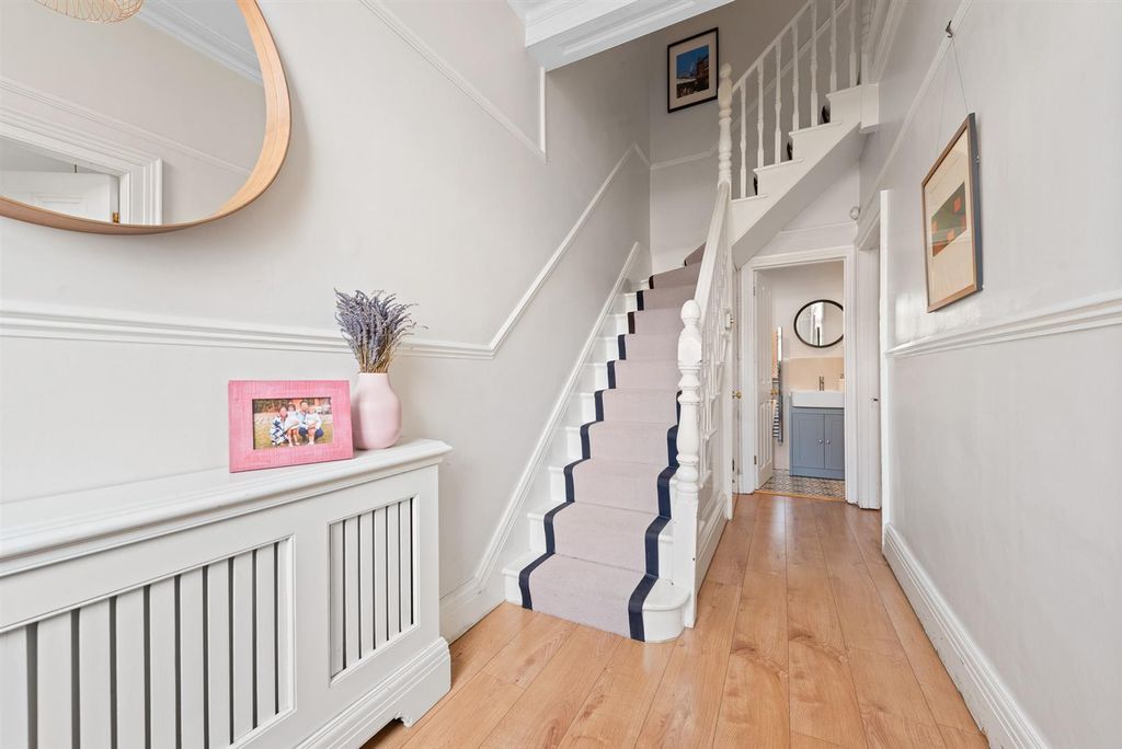 Property photo 2 of 16 Entrance Hall
